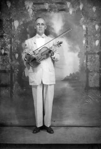 Black and white photograph of Ballard County fiddler, Rube Elrod, courtesy of Phyllis June